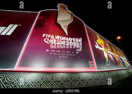 Une vue générale de la signalisation avant la coupe du monde de la FIFA 2022 au Qatar. Date de la photo: Mardi 15 novembre 2022. Banque D'Images