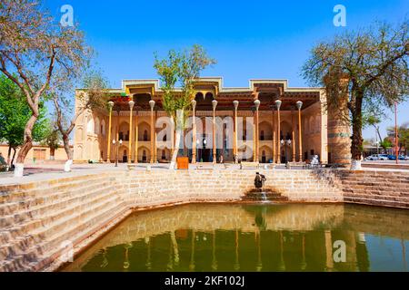 La mosquée Bolo Haouz ou Bolo Khauz est une mosquée historique, située en face de la forteresse Ark à Boukhara, en Ouzbékistan Banque D'Images