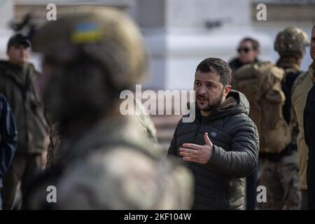 Kherson, Ukraine. 14th novembre 2022. Le président ukrainien Volodymyr Zelensky vu au centre de la ville nouvellement libérée de Kherson, où il rend hommage au ZSU (les forces armées ukrainiennes) qui a lutté pendant plus de 8 mois pour libérer cette importante capitale régionale qui est tombée entre les mains des Russes en mars 2022. Crédit : SOPA Images Limited/Alamy Live News Banque D'Images