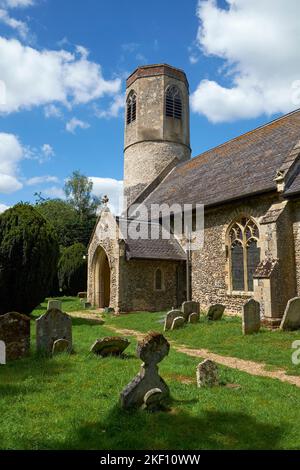 Toute l'église de la tour ronde de Saint à Stuston, Suffolk, Royaume-Uni. Banque D'Images