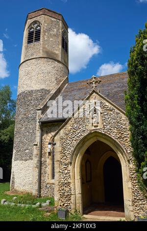 Toute l'église de la tour ronde de Saint à Stuston, Suffolk, Royaume-Uni. Banque D'Images