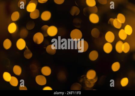 Lumières de Noël floues sur l'arbre de Noël. Pin décoré avec guirlande brillante. Banque D'Images