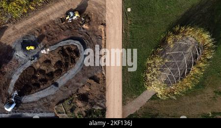 Fulda, Allemagne. 15th novembre 2022. Une vue aérienne avec un drone montre les travaux de construction dans le futur "jardin de la culture" du prochain salon de jardin d'État. Le programme du salon des jardins de l'État de Fulda 2023 sera présenté mardi. Credit: Hannes P. Albert/dpa/Alay Live News Banque D'Images