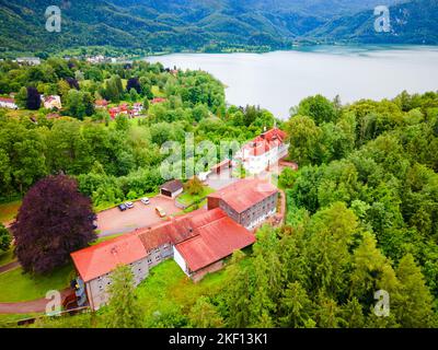 Schloss Asfenstein vue panoramique aérienne. Schloss Asfenstein est situé dans la ville de Kochel am See, au Kochelsee ou au lac Kochel, en Bavière, en Allemagne. Banque D'Images