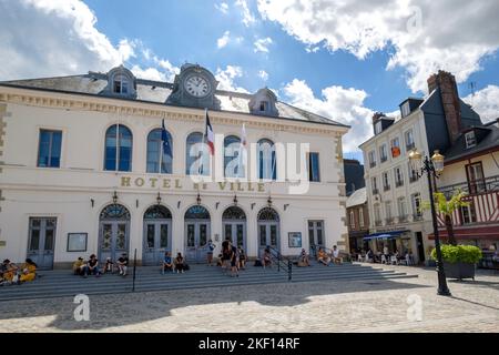 Personnes assises sur les marches de l'Hôtel de ville, Hôtel de ville, Honfleur, Calvados, Normandie Banque D'Images