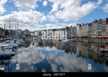 Le port de Honfleur, en Normandie, à l'été 2022, entouré de cafés et de restaurants de fruits de mer. Banque D'Images