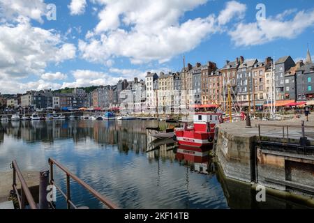 Le port de Honfleur, en Normandie, à l'été 2022, entouré de cafés et de restaurants de fruits de mer. Banque D'Images