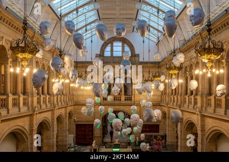 Exposition d'art de têtes suspendues dans l'un des foyers du musée d'art Kelvingrove, Glasgow, Écosse, Royaume-Uni Banque D'Images