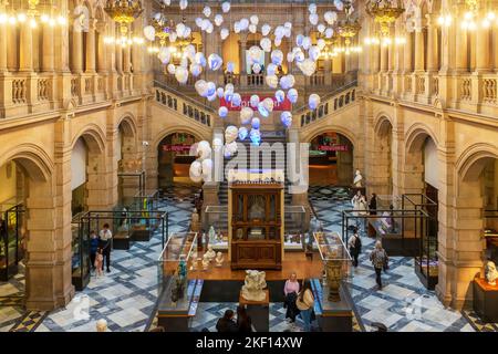 Exposition d'art de têtes suspendues dans l'un des foyers du musée d'art Kelvingrove, Glasgow, Écosse, Royaume-Uni Banque D'Images