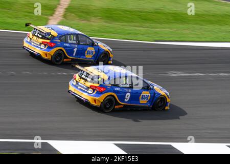 Silverstone 2022 NAPA Racing UK, Ash Sutton et Dan Cammish, dans la BTCC, championnat britannique de voitures de tourisme Banque D'Images