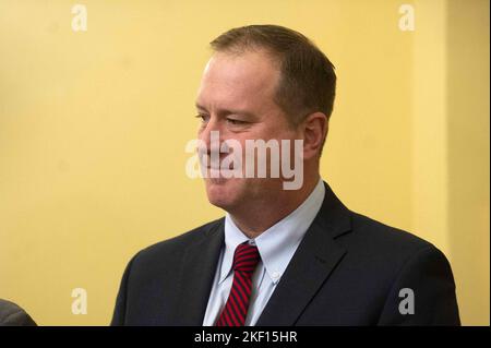 Washington, États-Unis. 15th novembre 2022. Le sénateur élu Eric Schmitt, R-Mo, regarde pendant sa rencontre avec le leader de la minorité au Sénat Mitch McConnell, R-KY, et d'autres sénateurs élus au Capitole des États-Unis à Washington, DC, mardi, 15 novembre 2022. Photo de Bonnie Cash/UPI Credit: UPI/Alay Live News Banque D'Images