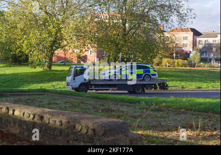 Voiture de police transportée à l'arrière d'un camion à Colchester, dans l'Essex Banque D'Images