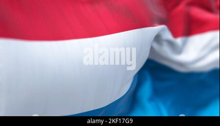 Vue rapprochée du drapeau national luxembourgeois. Le Grand-Duché de Luxembourg est un pays enclavé d'Europe occidentale. Tissu texturé dans le dos Banque D'Images