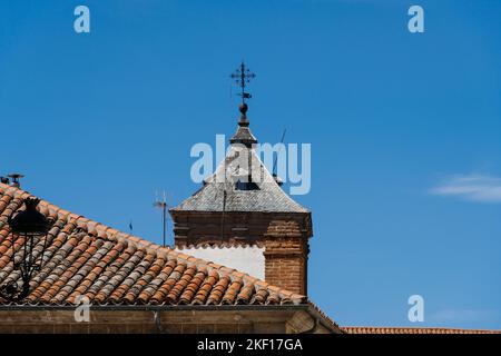 Ancienne tour couronnée d'une flèche dans la vieille ville d'Avila, en Espagne. Vue du ciel bleu Banque D'Images
