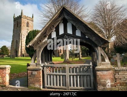 Lychgate Church and Churchyard All Saints Parish Church Alrewas Village à Staffordshire Angleterre Royaume-Uni Banque D'Images