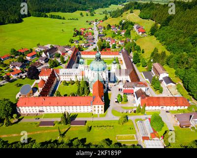 Vue panoramique aérienne de l'abbaye de l'Ettal. L''abbaye d''Ettal est un monastère bénédictin situé dans le village d''Ettal, à proximité d''Oberammergau et de Garmisch-Partenkirchen Banque D'Images