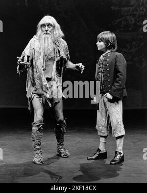 Spike Milligan (Ben Gunn), Jonathan Scott Taylor (Jim Hawkins) à TREASURE ISLAND au Mermaid Theatre, Puddle Dock, Londres EC4 1975 adapté par Bernard Miles & Josephine Wilson du roman de Robert Louis Stevenson musique: Cyril Ornadel paroles: HAL Shaper design: Patrick Roberston & Rosemary Vercoe chorégraphie: Terry Gilbert directeur: Josephine Wilson Banque D'Images