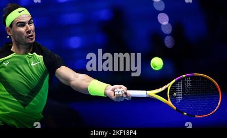 Turin, Italie. 15 novembre 2022. Rafael Nadal, d'Espagne, joue un coup de main lors de son match de vol rond contre Felix Auger-Aliassime du Canada pendant le troisième jour des finales de Nitto ATP. Credit: Nicolò Campo/Alay Live News Banque D'Images