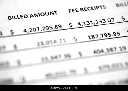 Les numéros imprimés sur le rapport papier pour les factures et les frais professionnels Banque D'Images