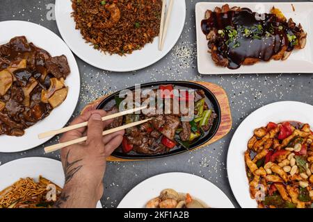 Table de cuisine orientale avec divers types de plats chinois. Banque D'Images