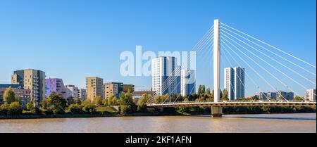 Vue panoramique sur le pont Eric Tabarly, un pont de câble sur la Loire, entre le quartier de Malakoff et l'île de Nantes, France. Banque D'Images