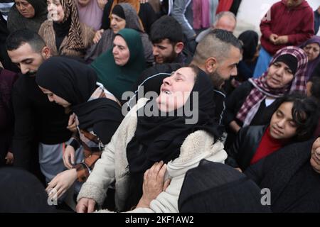 Hébron. 15th novembre 2022. Un pleureur pleure lors des funérailles d'une palestinienne qui a été tuée par des soldats israéliens dans le village de Beit Awa près de la ville d'Hébron en Cisjordanie, le 15 novembre 2022. Une femme palestinienne a été tuée et un jeune homme a été arrêté après avoir été blessé par des soldats israéliens dans la ville de Beitunia, près de la ville de Ramallah, en Cisjordanie, lundi, a déclaré des médecins et des témoins oculaires. Crédit: Mamoun Wazwaz/Xinhua/Alamy Live News Banque D'Images