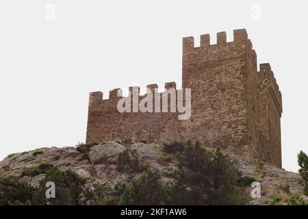 Tour de la forteresse génoise dans la ville soudank de Crimée.la forteresse est située sur une montagne Banque D'Images