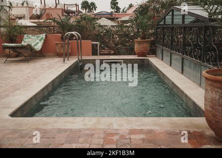 Petite piscine sur la terrasse du toit de l'hôtel à Marrakech, Maroc Banque D'Images