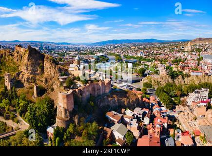 Vue panoramique aérienne de la forteresse Narikala dans la vieille ville de Tbilissi. Tbilissi est la capitale et la plus grande ville de Géorgie sur les rives du fleuve Kura. Banque D'Images