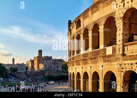 Rome Lazio Italie. Le Colosseo est un amphithéâtre ovale situé dans le centre de la ville de Rome, à l'est du Forum romain Banque D'Images