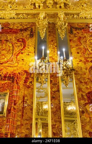 SAINT-PÉTERSBOURG, RUSSIE-12 AOÛT 2015 : intérieur du Palais Catherine, salle Ambre, ancien Palais impérial. Le bâtiment a été fondé en 1717 par Banque D'Images