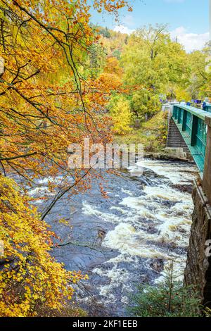 Couleurs d'automne au bord du pont au-dessus de la rivière Dee à l'entrée du château de Balmoral, Ballater, Aberdeenshire, Écosse Royaume-Uni Banque D'Images