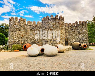 Kvevri ou Tchuri est un pot traditionnel géorgien de fabrication de vin d'argile à Kakheti. Kakheti est une région de l'est de la Géorgie dont la capitale est Telavi. Banque D'Images