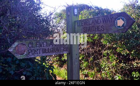 Panneau en bois sur la Cleveland Way donnant des indications vers le village de pêcheurs historique de Staithes et vers Port Mulgrave, North Yorkshire, Royaume-Uni. Banque D'Images