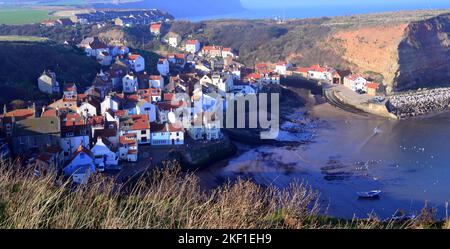 Vue en hauteur des cottages bondés et du port dans le village de pêcheurs historique de Staithes, North Yorkshire, Royaume-Uni. Banque D'Images