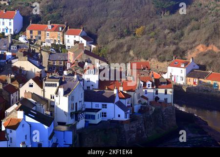 Vue en hauteur des cottages surpeuplés dans le village de pêcheurs historique de Staithes, North Yorkshire, Royaume-Uni. Banque D'Images