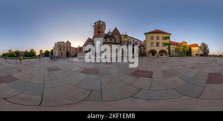 Vue panoramique à 360° de CRACOVIE, POLOGNE - AOÛT 2022 : panorama complet 360 hdri sur la place principale de Wawel Château de la vieille ville avec bâtiments historiques, temples et hôtel de ville avec