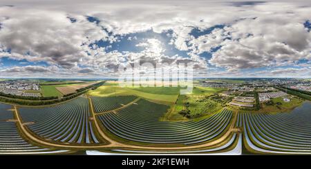 Vue panoramique à 360° de vue panoramique de l'antenne sphérique hdri 360 sans couture sur le champ de la ferme de panneaux solaires avec ciel couvert et nuages blancs en projection équirectangulaire