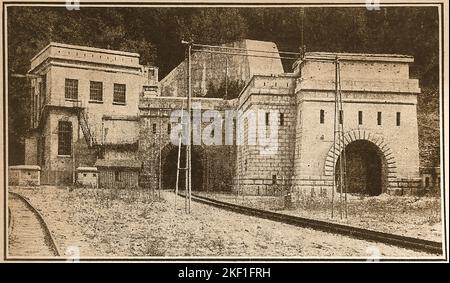 Une ancienne photo de presse montrant l'extrémité suisse du tunnel Simplon juste après l'achèvement. Aussi connu sous le nom de Traforo del Sempione ou Galleria del Sempione est un tunnel ferroviaire sur le chemin de fer Simplon qui relie Brig, Suisse et Domodossola, Italie, à travers les Alpes. Les travaux ont commencé le 22 novembre 1898 (tunnel est), 1912 (tunnel ouest). Enfin ouvert le 19 mai 1906 (tunnel est), 1921 (tunnel ouest) Banque D'Images