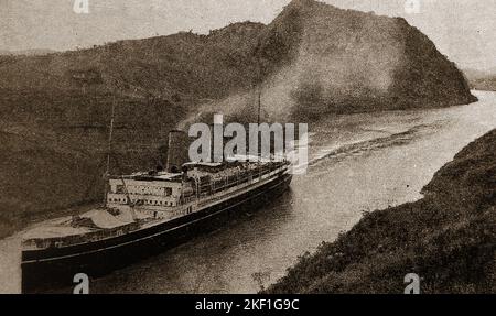 HÔTEL DE PANAMA - une ancienne image publicitaire imprimée d'un navire à passagers passant par le canal de Panama, C1930's.j Banque D'Images