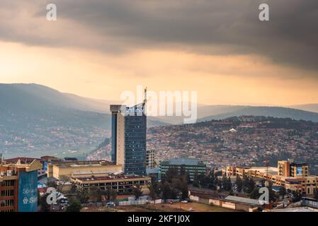 Kigali, Rwanda - 17 août 2022 : Tour de la ville de Kigali au coucher du soleil, un jour de tempête. KCT était le premier bâtiment en hauteur du centre-ville. Banque D'Images