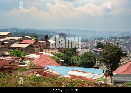 Kigali, Rwanda - 17 août 2022 : vue sur les maisons bien remplies de la banlieue de Nyamirambo à Kigali. Banque D'Images