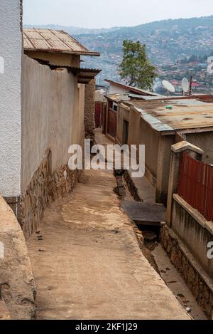 Kigali, Rwanda - 17 août 2022 : une ruelle étroite entre les logements à bas prix à Nyamirambo, Kigali. Banque D'Images