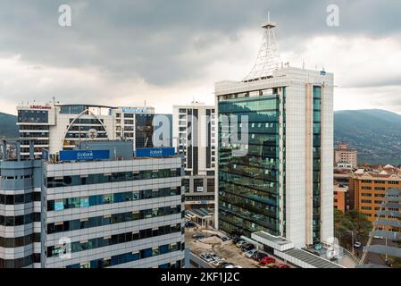 Kigali, Rwanda - 17 août 2022 : Ecobank, Grand Pension Plaza, Peace Plaza et d'autres bâtiments du centre-ville de Kigali en une journée de tempête. Banque D'Images