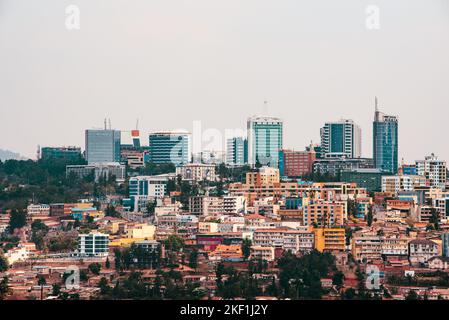 Kigali, Rwanda - 17 août 2022 : une vue de l'horizon de Kigali prise de Gisozi. Banque D'Images