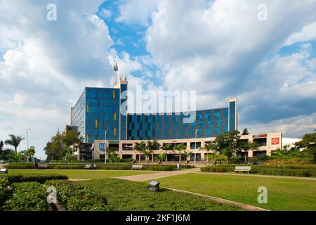 Kigali, Rwanda - 19 août 2022 : les hauteurs de Kigali, un complexe commercial de Kimihurura surplombant la zone de loisirs du rond-point de Kigali Banque D'Images