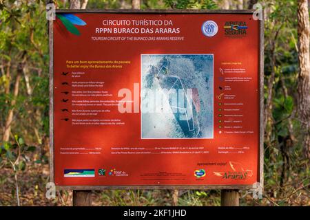 Carte route signe à l'entrée de la Buraco das Araras, un gouffre naturel près de Jardim, sud du Pantanal, Mato Grosso do Sul, Brésil avec des aras Banque D'Images