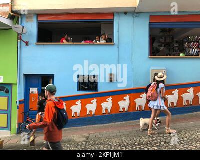 Maisons colorées dans la ville de Guatapé, département d'Antioquia, Colombie, 1 novembre 2021 Banque D'Images