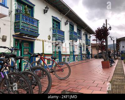 Maisons colorées dans la ville de Guatapé, département d'Antioquia, Colombie, 1 novembre 2021 Banque D'Images