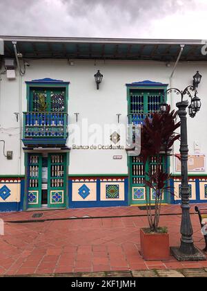 Maisons colorées dans la ville de Guatapé, département d'Antioquia, Colombie, 1 novembre 2021 Banque D'Images